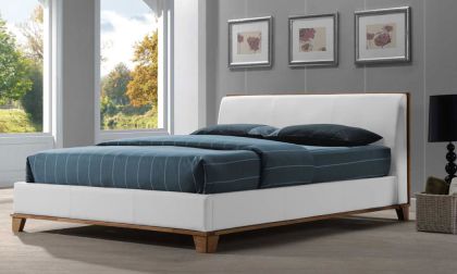 מיטה זוגית מעוצבת ואיכותית המשלבת עץ מלא וריפוד דמוי עור לבן שנהב איכותי, דגם 'אניגמה'