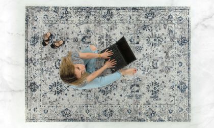שטיח מעוצב דגם 'פרינט' - דוגמא פרחים אפור בהיר - בשני גדלים לבחירה