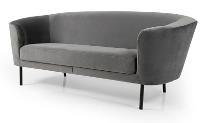 ספה מעוצבת לסלון, בעלת קווים עגולים, ריפוד קטיפתי בשני גוונים לבחירה, רגלי מתכת גבוהות שחורות, דגם 'יערה'