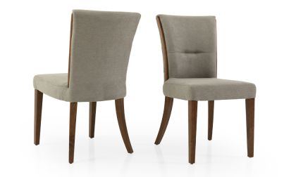 כיסא מעוצב ואלגנטי, לבחירה 4, 6 או 8 כיסאות, ריפוד בד איכותי וחזק, בגוון אפור בהיר, רגליים מעץ מלא בגוון אגוז, דגם 'דגה'