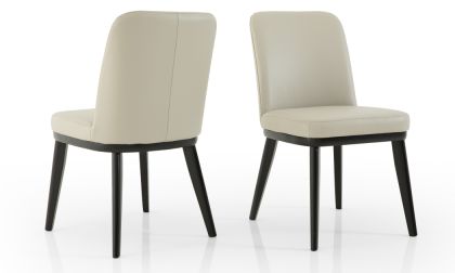 כיסא לפינת אוכל, כיסא ישיבה מעוצב מעור 4, 6 או 8 כיסאות, ריפוד עור בגוון אבן, רגלי עץ בצבע שחור, דגם 'בולוניה'