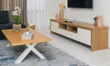 יחידת טלוויזיה ושולחן סלון מלבני, פורניר עץ אלון טבעי בשילוב לבן, במראה קלאסי, דגם 'קרמבולה'
