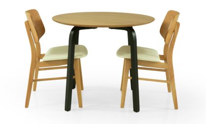 שולחן אוכל עגול וקומפקטי, רגלי עץ מלא בגוון שחור, פלטה עליונה פורניר אלון, עד 4 סועדים, דגם 'פקאן' כולל 2 כיסאות דגם 'לואיזה' לבחירה