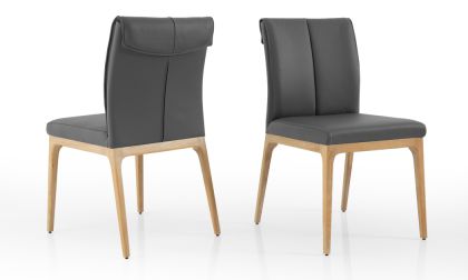 כיסא לפינת אוכל, כיסא ישיבה מעוצב מעור 4, 6 או 8 כיסאות, ריפוד עור בגוון אפור כהה, רגלי עץ אלון טבעי, דגם 'לוקה'