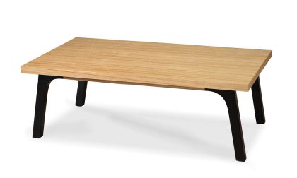 שולחן סלון מלבני, מצופה פורניר עץ אלון טבעי בשילוב רגליים שחורות, דגם 'מלבורן' 