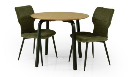שולחן אוכל עגול וקומפקטי, רגלי עץ מלא בגוון שחור, פלטה עליונה פורניר אלון, עד 4 סועדים, דגם 'פקאן' כולל 2 כיסאות דגם 'אומגה' לבחירה