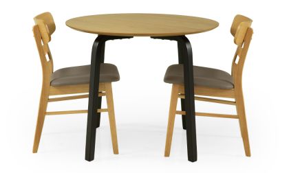 שולחן אוכל עגול וקומפקטי, רגלי עץ מלא בגוון שחור, פלטה עליונה פורניר אלון, עד 4 סועדים, דגם 'פקאן' כולל 2 כיסאות דגם 'פקאן' 