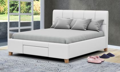 מיטה זוגית, מעוצבת ואיכותית, המשלבת עץ מלא וריפוד דמוי עור בגוון לבן, למזרן במידה 140/190 ס''מ, כולל מגירת אחסון, דגם 'דפנה' 